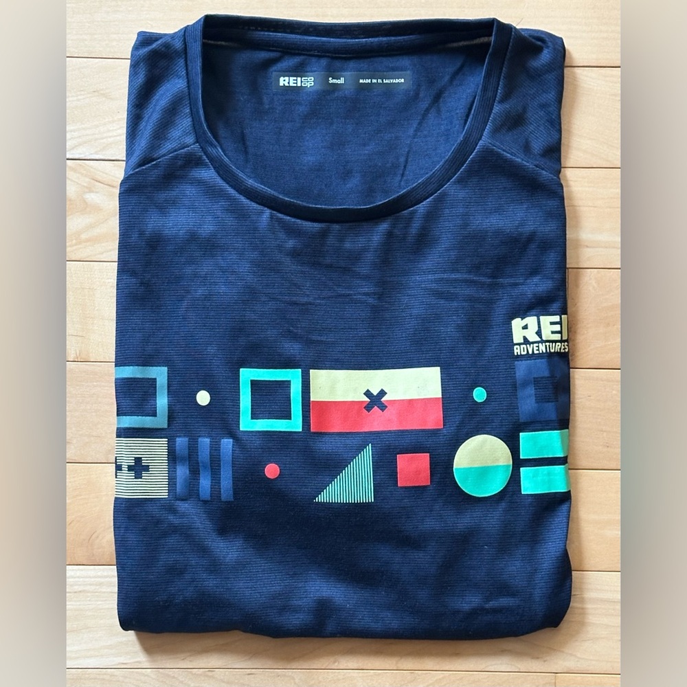 REI New With Tags women’s midnight navy blue tee with geometric pattern